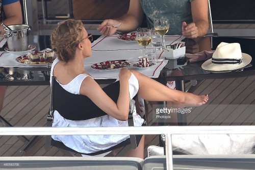 Kylie-Minogue-Feet-1777843c020dd15c12e0aeb.md.jpg