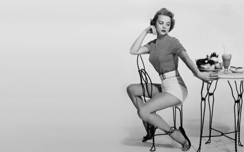 Anne-Francis-Feet-2168929ac3e01a9564f1c46.md.jpg