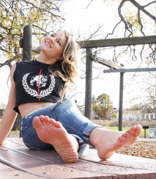 Felice-Herrig-Feet-49686895ab5b3d6dcab2255.md.jpg
